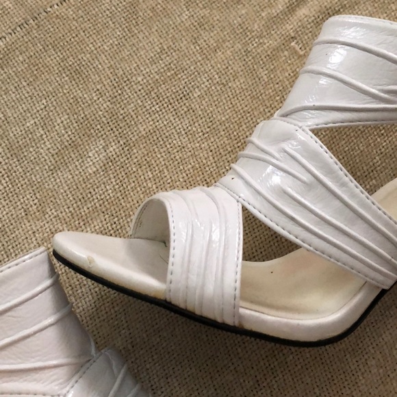 White and black heels - Picture 7 of 7